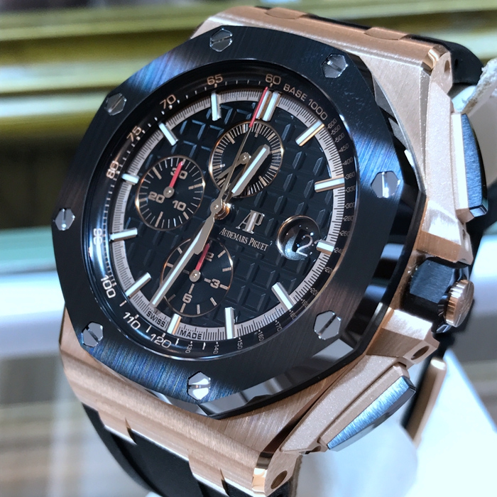 Audermars Piguet 爱彼 皇家橡树离岸型系列，26401RO.OO.A002CA.02。44毫米表径。18K玫瑰金表壳，陶瓷表圈。黑色表盘镌刻“Méga Tapisserie”超大格纹装饰，搭配玫瑰金色外区，黑色副表盘，玫瑰金材质荧光立体时标和皇家橡树指针，黑色内表圈。 未使用品全套附件齐全。
