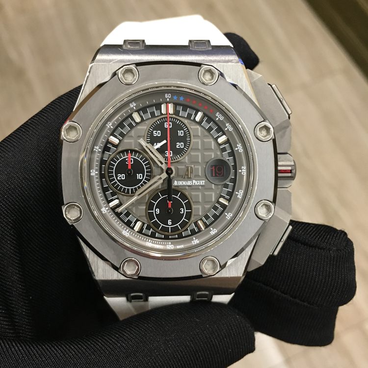 Audermars Piguet 爱彼 皇家橡树离岸型系列，26568IM.OO.A004CA.01。44毫米表径，钛金属 陶瓷合金表圈，深灰色表盘镌刻“Méga Tapisserie”超大格纹装饰，搭配黑色计时器、白金荧光立体时标和皇家橡树指针以及含测速仪刻度的深灰色内表圈。3点位置日期显示，计时功能，自产3126/3840自动上弦机械机芯，专柜定价：341000元。 单表无附件。