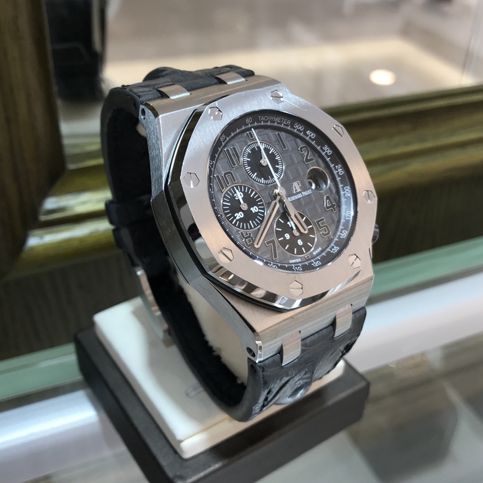 Audermars Piguet 爱彼 皇家橡树离岸型系列，26470ST.OO.A104CR.01。42毫米表径，精钢表壳搭配经反炫光处理的蓝宝石水晶玻璃镜面和底盖及黑色陶瓷旋入式表冠和按钮，深灰色表盘镌刻“Méga Tapisserie”超大格纹装饰，搭配黑色计时器、黑色荧光阿拉伯数字、白金荧光皇家橡树指针及黑色内表圈。自动上弦机械机芯，动力储备50小时。专柜定价：195000元。 全套附件齐全。