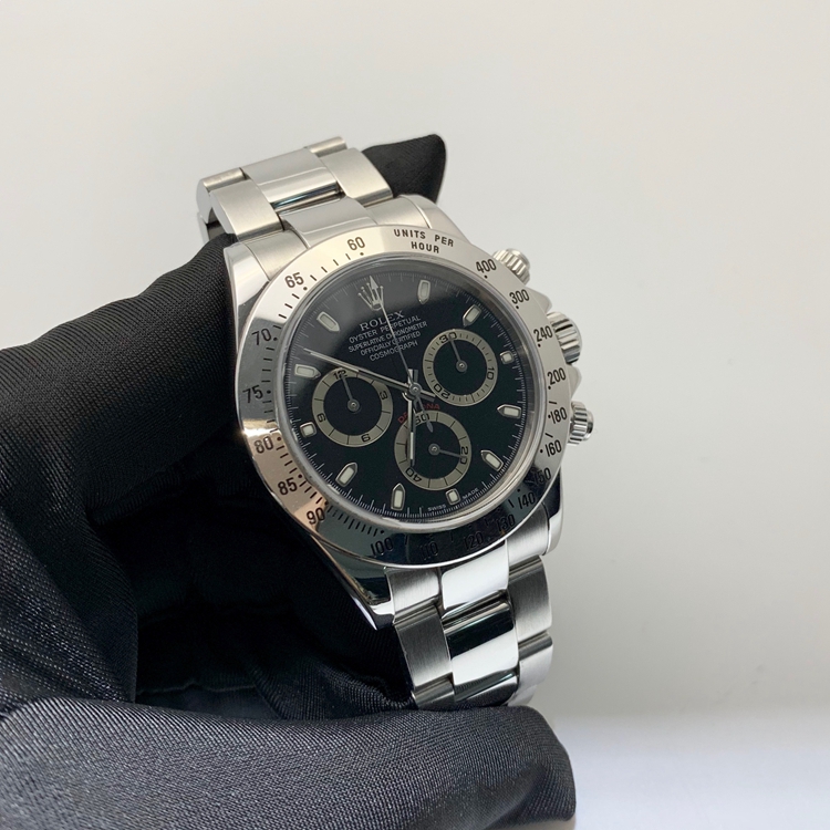 Rolex 劳力士 宇宙计型迪通拿系列，116520-78590。40毫米表径，精钢表壳，黑色表盘，中央时、分及秒针，小秒针设于6点位置，通过中央指针使定时器精准至1/8秒，30分钟和12小时计时盘分别设于3点和9点位置，秒针暂停功能以准确调校时间。计时功能，Cal.4130自动上弦机械机芯，专柜定价：92800元。 全套附件齐全。
