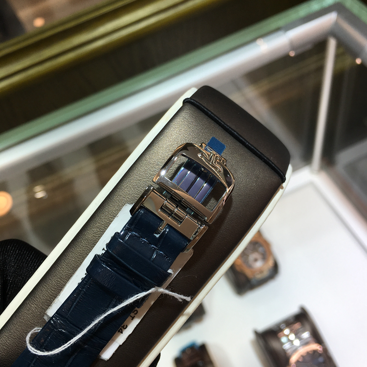 Jaeger-LeCoultre 积家 约会系列，3578420。34毫米表径，精钢原钻表壳，共镶嵌60颗钻石，白色面盘，黑色移印数字，花形指针，6点位置月相显示，935A自动上弦机械机芯，动力储备40小时，专柜定价：114000元。 未使用品全套附件齐全。