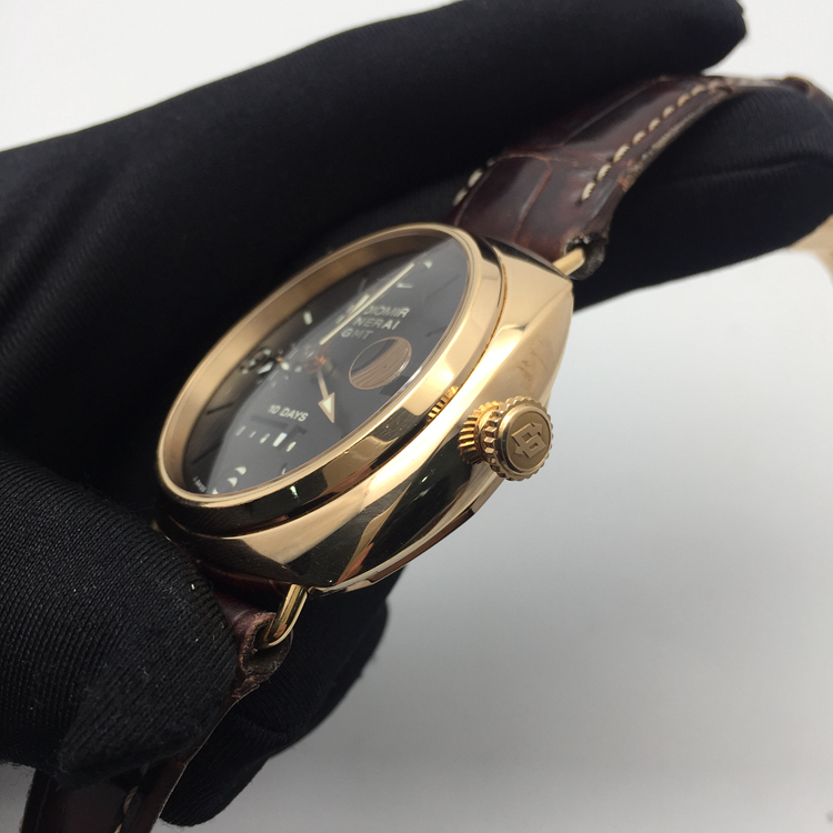 Panerai 沛纳海 RADIOMIR 系列，PAM00273。45毫米表径，18K玫瑰金表壳，全球限量250只。黑色面盘，3点位置为日期显示，10日链GMT两地时，自动上弦机械机芯。专柜定价：201800元。 单表无附件。