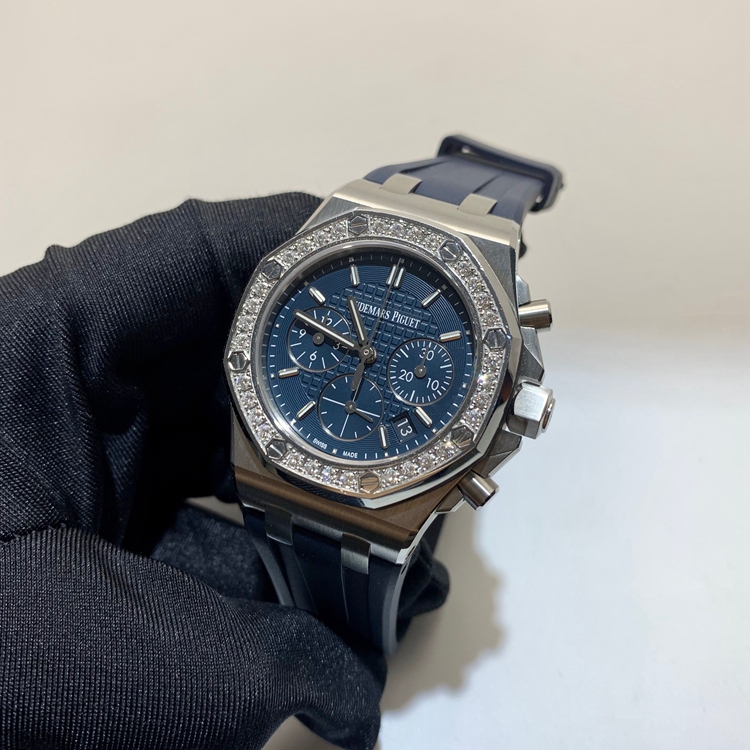 Audermars Piguet 爱彼 皇家橡树离岸型系列，26231ST.ZZ.D027CA.01。37毫米表径，精钢表壳，镶嵌32颗明亮形切割美钻，总重约 1.02克拉，蓝色表盘镌刻“Lady Tapisserie”格纹装饰，搭配蓝色副表盘，蓝色外表盘，白金荧光立体时标和皇家橡树指针，Cal.2385自动上弦机械机芯，动力储备40小时。专柜定价：212000元。 全套附件齐全。