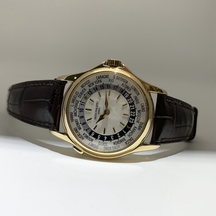 PATEK PHILIPPE 百达翡丽，5110J。37毫米表径，18K黄金表壳，银灰色面盘，月相显示功能，自动上弦机械机芯。 单表无附件。