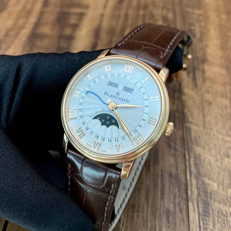 Blancpain 宝珀 Villeret 经典系列，6664-3642-55B。40毫米表径，18K玫瑰金表壳，银白色面盘，罗马数字时标，指针式日期显示，月相显示、月份显示、星期显示功能，Cal.6654自动上弦机械机芯，动力储备72小时。专柜定价：223000元。 单表无附件。