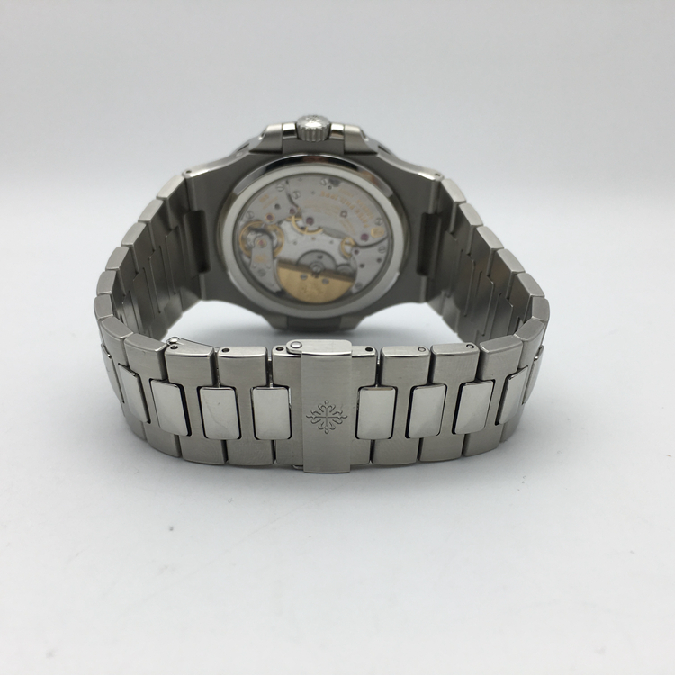 PATEK PHILIPPE 百达翡丽 运动系列，5712/1A-001。40毫米表径，精钢表壳，表盘中央的深蓝色向外渐变为黑色，带水平压纹图案，10个18K白金棒式时标，带荧光涂层，18K白金棒式时针、分针，带荧光涂层，白色涂漆白金秒针、日期指针和月相指针，Cal.240 PS IRM C LU自动上弦机械机芯，动力储备48小时。专柜定价：291900元。  单表无附件。