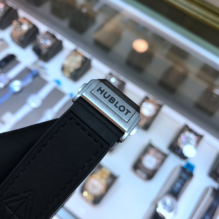Hublot 宇舶 Bigbang 大爆炸系列，415.NX.1112.VR.1704.MXM17。45毫米表径，钛金属表壳，饰以“Maxime Buchi”设计的镌刻图案镶嵌256颗钻石，重0.80克拉，哑光及缎面黑色面盘，抛光八角形镂空式指针，HUB1213自动上弦机械机芯，动力储备72小时。 未使用品全套附件齐全。