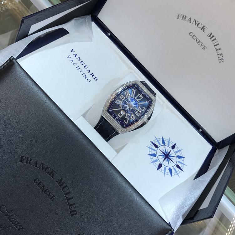 FRANCK MULLER 法兰克穆勒 YACHTING系列，V45 后加钻。44X53.7毫米表径。精钢镶钻表壳，深蓝色酒桶型表盘，六点位置日期显示，蓝宝石水晶玻璃表镜，自动上弦机械机芯。 未使用品全套附件齐全。
