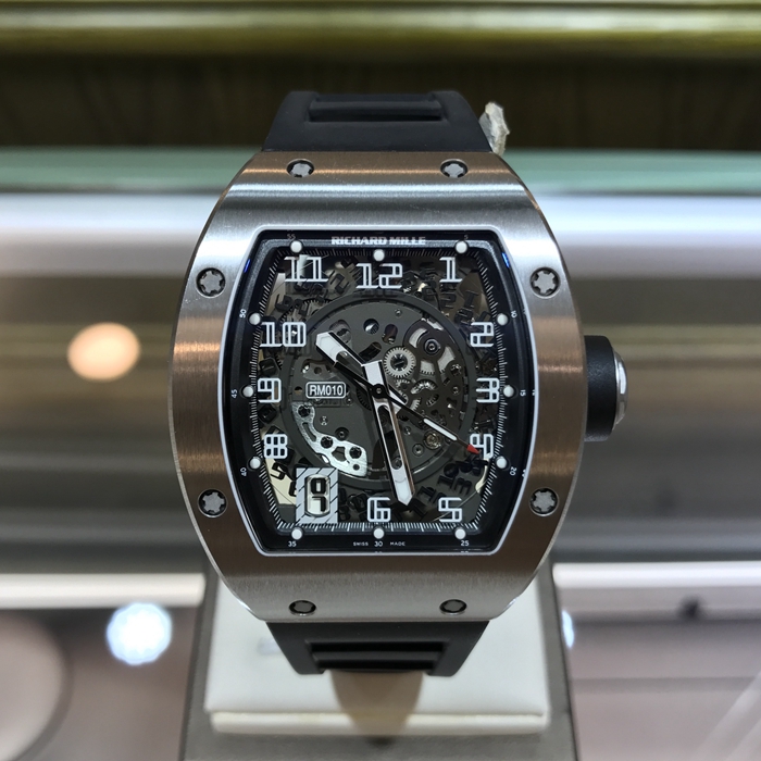 RICHARD MILLE 理查德米勒 男士系列，RM 010 Ti。48 x 39.30毫米表径，钛金属表壳。镂空表盘，7点位置日历显示。自动上弦机械机芯，动力储备48小时。专柜定价：515000元。 单表无附件。