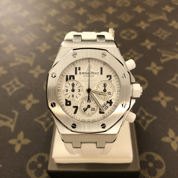 Audermars Piguet 爱彼 皇家橡树离岸型系列，26283ST.OO.D010CA.01。37毫米表径，精钢表壳，银白色表盘镌刻“Méga Tapisserie”超大格纹装饰，5点位置视窗式日期显示，计时功能自动上弦机械机芯，动力储备40小时。 单表无附件。