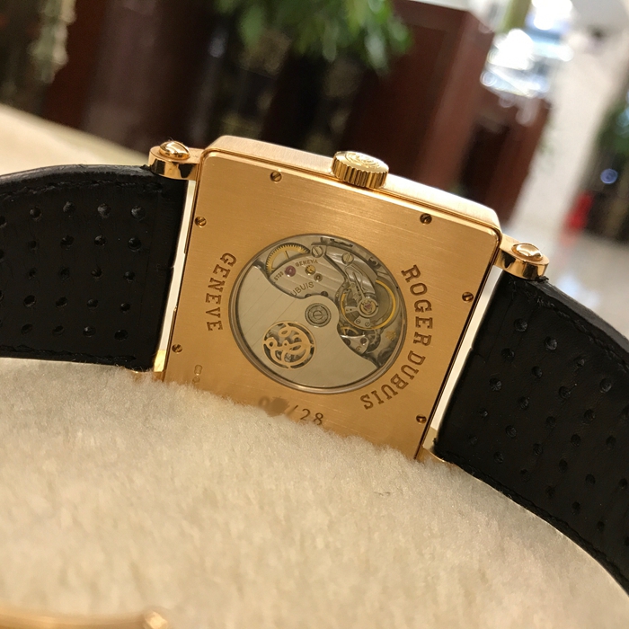 RogerDubuis 罗杰杜彼，G40 5739 5。40x40毫米表径，18K玫瑰金表壳，白色面盘，罗马数字时标，月相万年历，自动上弦机械机芯。限量28只，公价约400000元。 单表无附件。