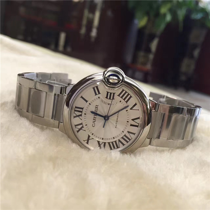 Cartier 卡地亚 Ballon Bleu 蓝气球系列，W6920046。36.6毫米表款，精钢表壳，凹槽式表冠，镶嵌一颗凸圆形合成尖晶石，镀银珠光扭索雕纹表盘，罗马数字时标，剑形蓝钢指针，蓝宝石水晶镜面，精钢表链。自动上链机械机芯。专柜定价45700元。 未使用品全套表膜标签都在，保卡17年5月份。?