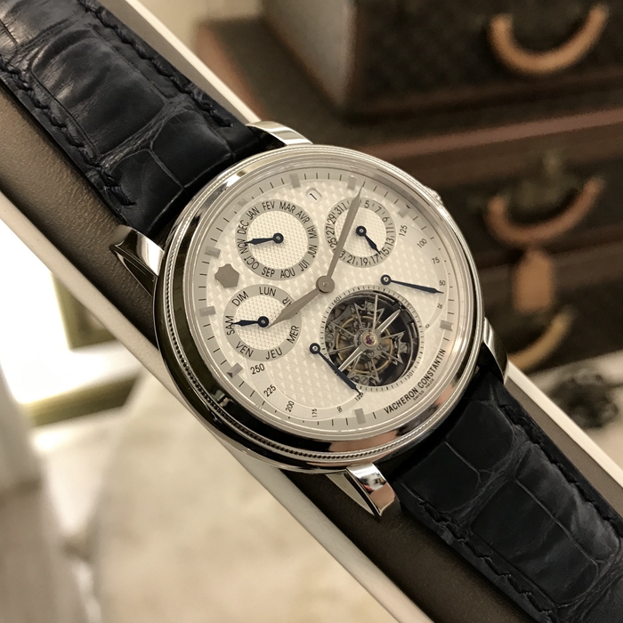 Vacheron Constantin 江诗丹顿，80251。44毫米表径，PT950铂金表壳，白色面盘，6点位置陀飞轮装置，万年历功能，手动上弦机械机械，14天超长动力储备，铂金250周年纪念，专柜定价：480万。 单表无附件。