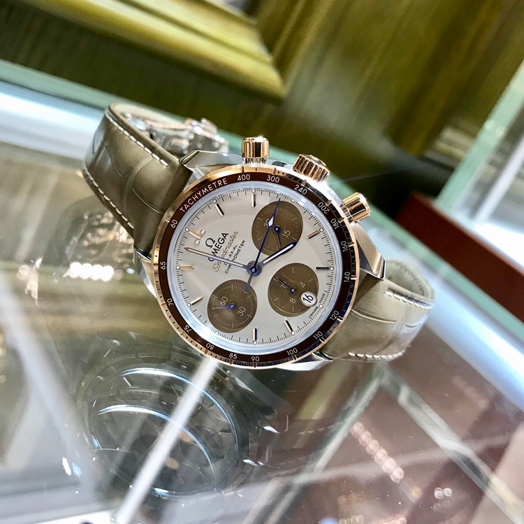 Omega 欧米茄 超霸系列，卡布奇诺 324.23.38.50.02.002。欧米茄专利Sedna 18k玫瑰金/精钢表壳，38毫米表径，自动机械女表，带计时，日期显示功能。专柜定价：46100元。 未使用品单表附保卡。