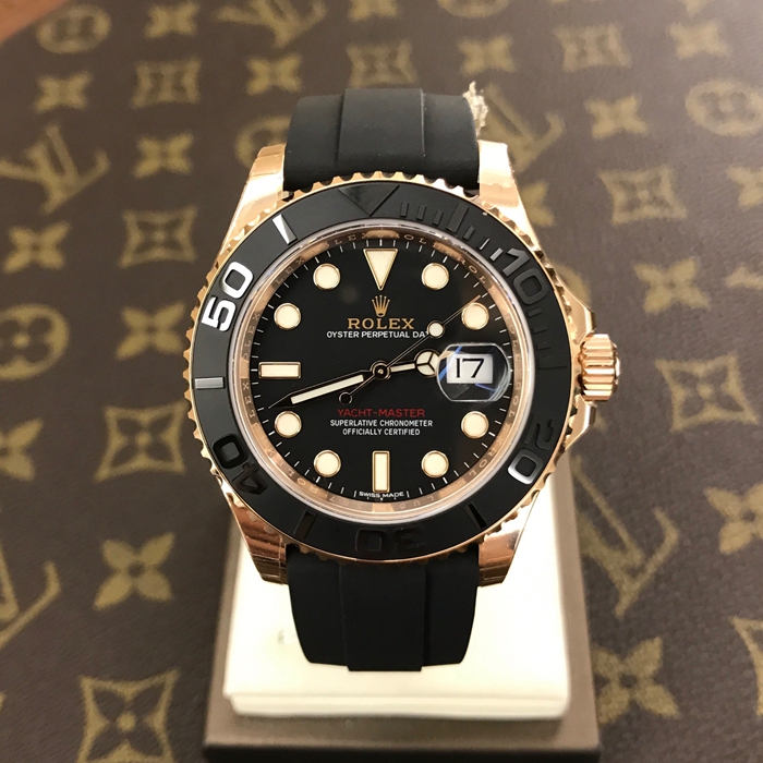 Rolex 劳力士 游艇名仕型系列，116655。40毫米表径，18K玫瑰金表壳，双向旋转60分钟刻度外圈，配亚光黑色陶质字圈，磨光立体数字及刻度，自动上弦机械机芯，动力储备48小时。 全套附件齐全。