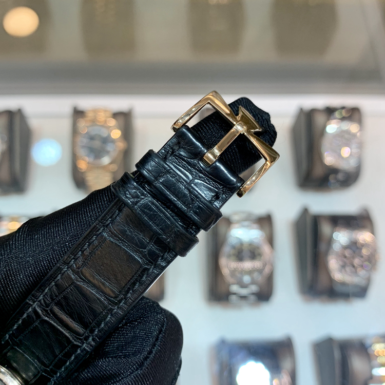 Vacheron Constantin 江诗丹顿 传承系列，85180/000J-9231。40毫米表径，18K黄金表壳，银白色面盘，6点位置为日期显示，2450 Q6自动上弦机械机芯，动力储备40小时，专柜定价：205000元。 单表无附件。