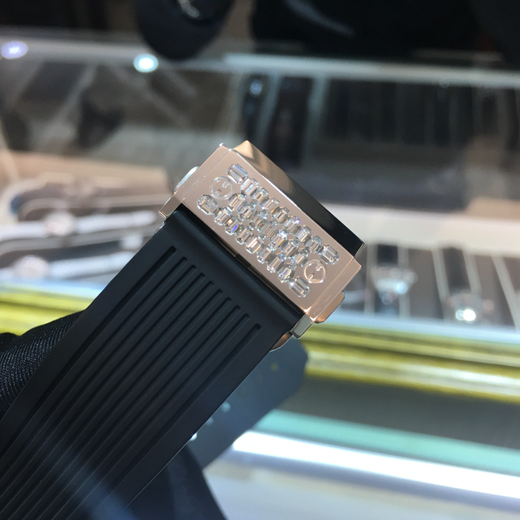 Hublot 宇舶 Bigbang 大爆炸系列，拳王梅威瑟同款，45毫米表径，18K白金顶级后镶T钻全满T钻，计时功能，自动上弦机械机芯，原钻参考价：140万美金。 单表无附件。