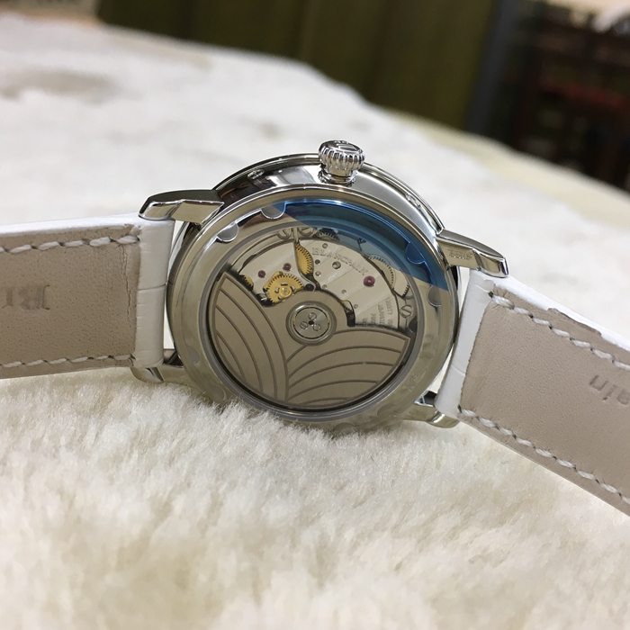 Blancpain 宝珀 WOMEN 女装系列，3663A-4654-55B。35毫米表径，精钢材质，透明表底，表圈镶嵌40壳明亮式钻石，约1.95克拉。珍珠贝母面镶嵌美钻，中心指针式日期显示，视窗式月份、星期、月相显示，六时位小秒针。自产 Cal.6763 自动上弦机械机芯，动力储备100小时。专柜定价148500元。 未使用品全套附件齐全。