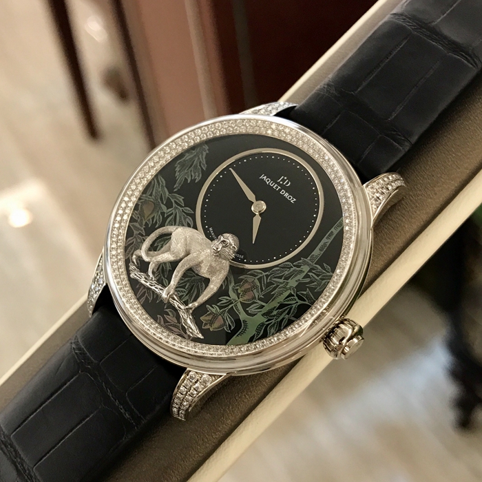 Jaquet Droz 雅克德罗 Ateliers d'art 艺术工坊系列 J005024280。41毫米表径，18K白金表壳，表盘内手工雕刻猕猴，彩绘黑贝母，18K金猴自动陀。蓝宝石水晶表镜。自动上弦机械机芯，动力储备68小时。全球限量88支。专柜定价：664000元。 单表无附件。
