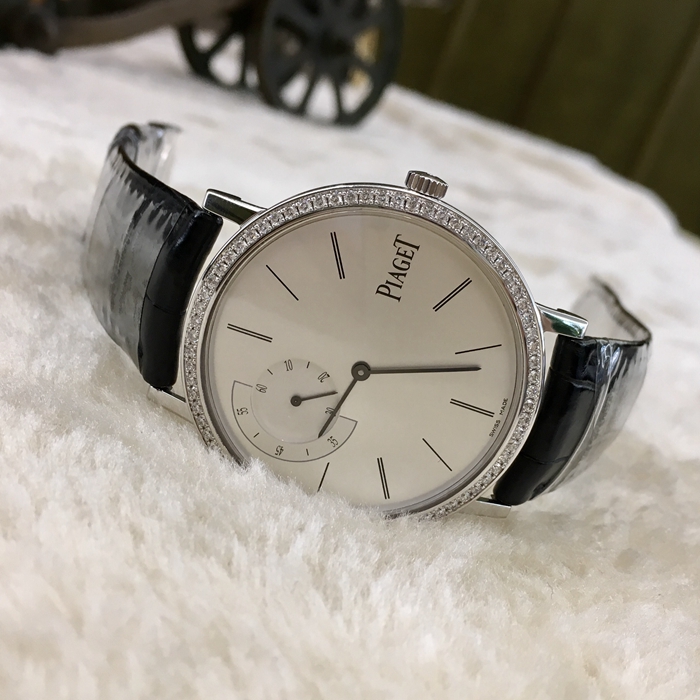 PIAGET 伯爵 ALTIPLANO系列，G0A35118。40毫米表径，18K白金镶钻表壳，银灰色面盘，10点位置小秒针装置。手动上弦机械机芯，动力储备61小时。 全套附件齐全。