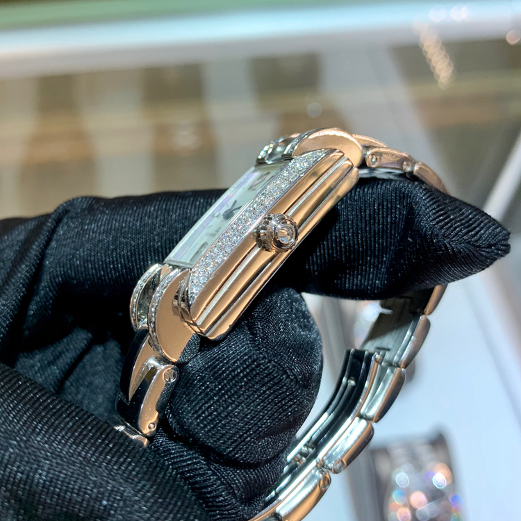 Jaeger-LeCoultre 积家，30*17毫米表径，精钢原钻表壳，贝母面盘，手动上弦机械机芯。 单表无附件。