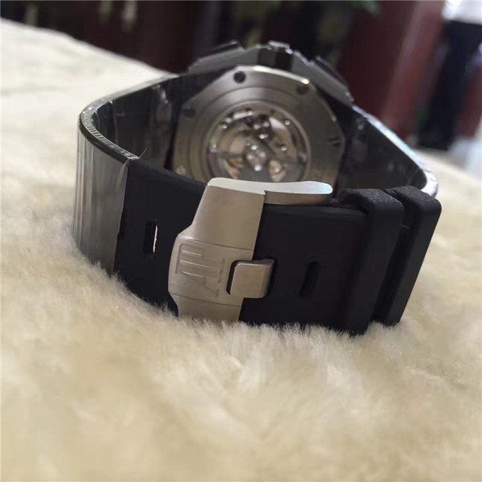 爱彼/皇家橡树离岸型，26400AU.OO.A002CA.01，Cal.3126/3840 自动上弦机械机芯，动力储备60小时。44毫米表径。黑色表盘镌刻“Méga Tapisserie”超大格纹装饰，搭配黑色计时器、白金荧光立体时标和皇家橡树指针及黑色内表圈。