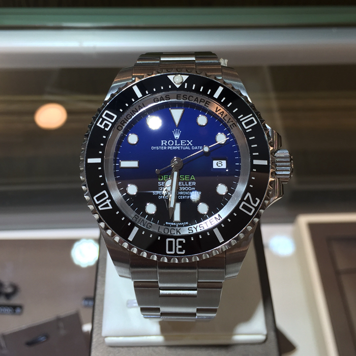 Rolex 劳力士 Deepsea 海使型系列，116660-98210。精钢材质，44毫米表径，60分钟渐进刻度单向旋转外圈，配抗刮损Cerachrom陶质字圈，铂金涂层数字及刻度。蓝黑渐变“D-Blue”色表盘，中央时、分及秒针；瞬跳日历，快速更正；秒针暂停功能以准确调校时间。蚝式三排链节表带，蚝式保险摺扣配劳力士Glidelock延展系统；蚝式摺扣伸缩链节。5级钛合金底盖，自产 3135型自动上链机械机芯，动力储备48小时。专柜定价：90000元。 全套附件齐全。