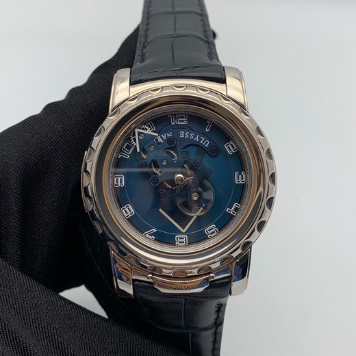 Ulysse Nardin 雅典 奇想系列，020-81。44.5毫米表径，18k白金表盘，卡罗素陀飞轮，专柜定价875400万。  单表无附件。