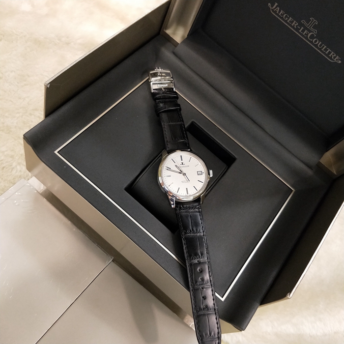 Jaeger-LeCoultre 积家 GEOPHYSIC 地球物理天文台系列，8018420。39.6毫米表径，精钢表壳，银白色表盘，3点位置视窗式日期显示，跳秒功能，自动上弦机械机芯，动力储备40小时，专柜定价：71500元。 未使用品全套附件齐全。