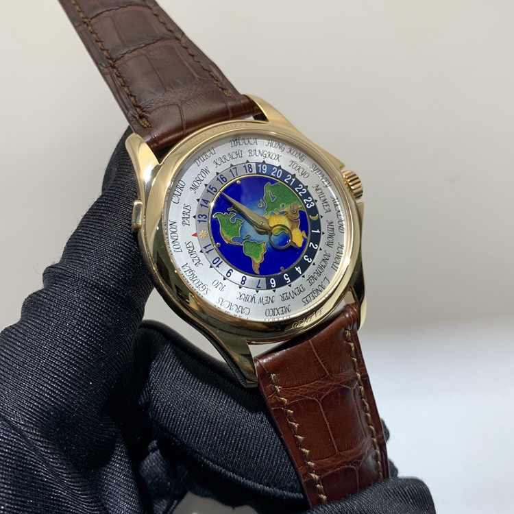 PATEK PHILIPPE百达翡丽 复杂功能时计系列，5131J。39.5毫米表径，18K黄金表壳，24 个时区的 24 小时与昼/夜显示。掐丝珐琅面地图世界时，Cal.240 HU自动上弦机械机芯，动力储备48小时。专柜定价：541800元。 单表附保卡。