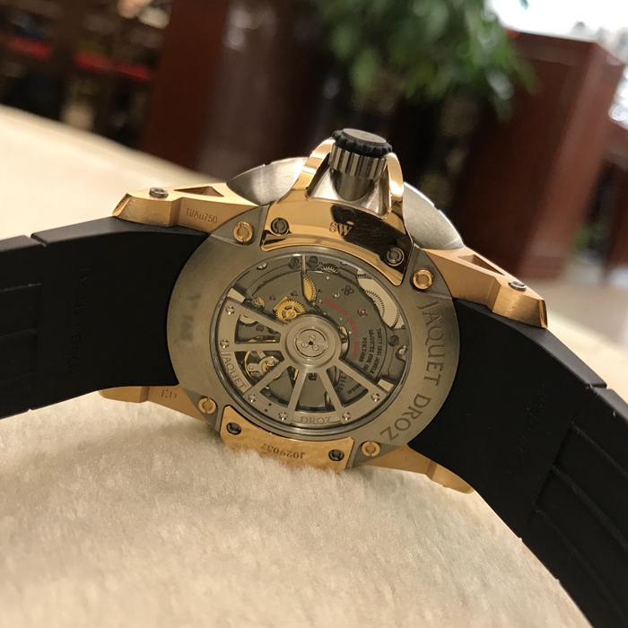 Jaquet Droz 雅克德罗大秒针运动系列，J029037440。45 毫米表径。原生碳纤维表盘，18K玫瑰金时针、分针和秒针，时标和数字5、6和7经过白色Super-LumiNova夜光处理，镀铑桥板偏心时分显示盘，大秒针子表盘。 18K玫瑰金爪饰及表耳。钛金属表冠，经橡胶铸模处理。钛金属/精钢折叠式表扣，18K玫瑰金保护装置。天然黑色橡胶表带。Jaquet Droz 2663A-S 镀钌自动上链机械机芯，双发条盒，18K白金摆陀镀钌自动上链机芯。 68小时动力储备。专柜定价：170000元。 全套附件齐全。