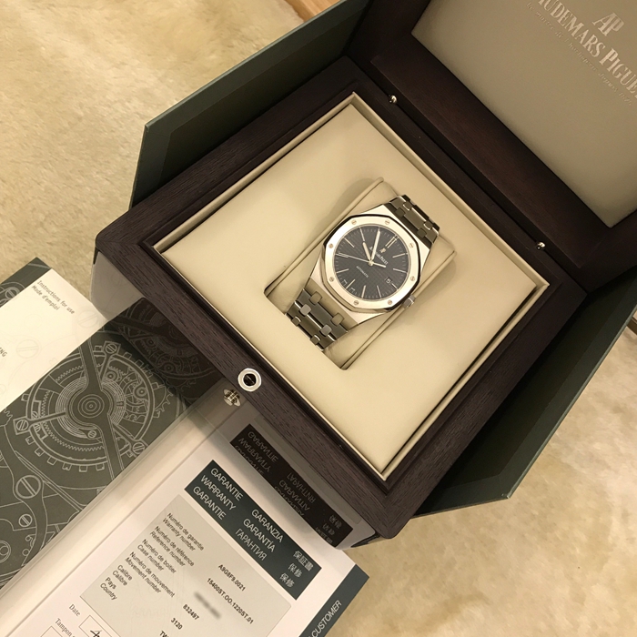 Audermars Piguet 爱彼 皇家橡树系列，15400ST.OO.1220ST.01。41毫米表径，精钢表壳搭配经反炫光处理的蓝宝石水晶玻璃镜面和底盖及旋入式表冠。黑色表盘镌刻Grande Tapisserie 大格纹装饰图案，搭配白金荧光立体时标和皇家橡树指针。自动上弦机械机芯，动力储备60小时。专柜定价：133000元。 全套附件齐全。