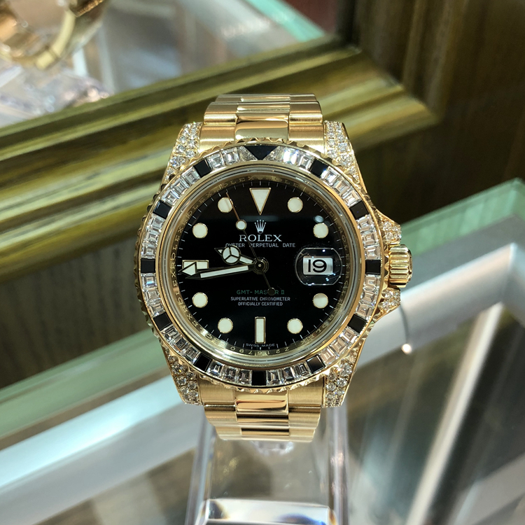 Rolex 劳力士 格林尼治型II系列，116758。40毫米表径，18k黄金镶钻黑色蓝宝石，表圈共镶嵌36颗钻石和黑色蓝宝石12颗，黑色面盘，3点位置日期显示，自产3186自动上弦机械机芯。专柜定价：965200元。 全套附件齐全。