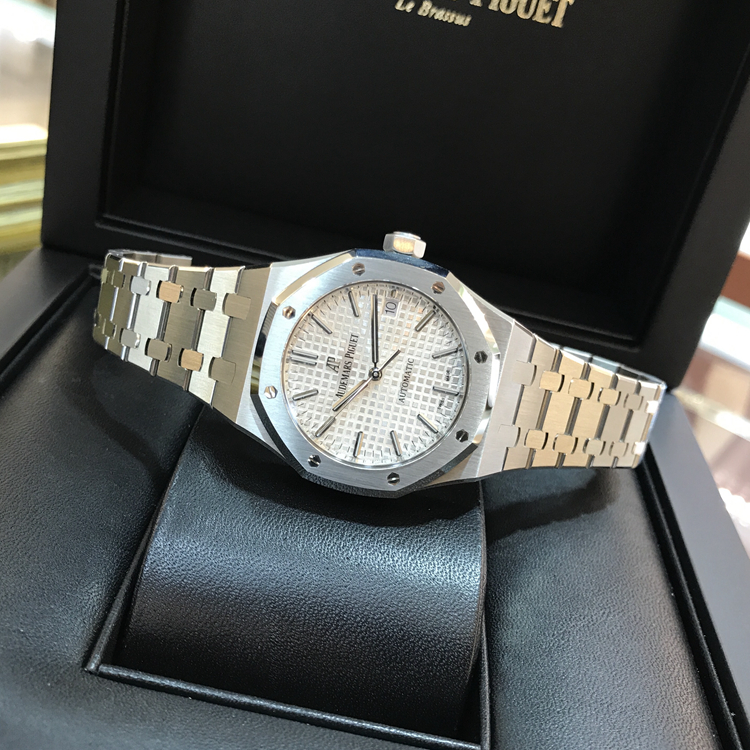 Audermars Piguet 爱彼 皇家橡树系列，15450ST.OO.1256ST.01。37毫米表径，精钢表壳搭配经反炫光处理的蓝宝石水晶玻璃镜面和底盖及旋入式表冠，银色表盘镌刻Grande Tapisserie“大格纹”装饰图案，搭配白金荧光立体时标和皇家橡树指针。Cal.3120自动上弦机械机芯，动力储备60小时。 全套附件齐全。