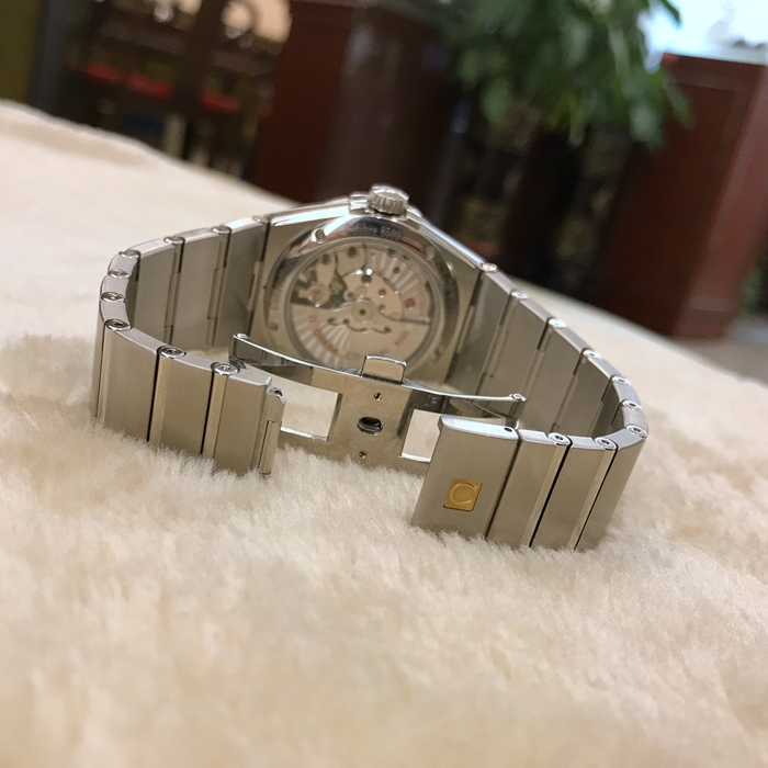 Omega 欧米茄 星座系列，123.10.38.21.52.001。38毫米表径，精钢表壳，银白色面盘，镶钻时标，三点位置视窗式日期显示，自动上弦机械机芯，动力储备60小时。专柜定价：55000元。 全套附件齐全。