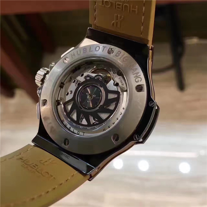 Hublot 宇舶 大爆炸系列，341.CA.5390.LR.1918，陶瓷外圈镶钻橙黄色盘面，橡胶表带，41毫米表径自动机械，