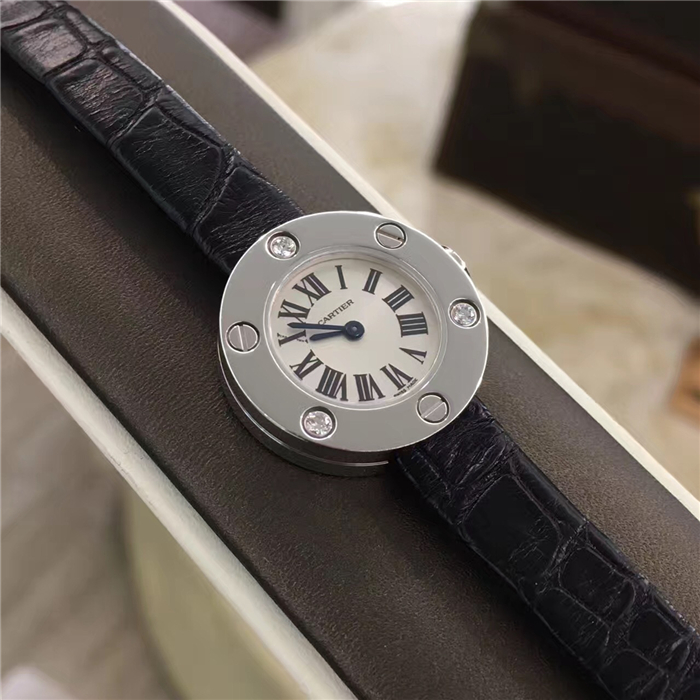Cartier 卡地亚 LOVE 系列，WE800231，18K白金镶钻，3颗VVS大钻，代表缘三生。23毫米表径，18K白金底盘盖刻有LOVE字样。自产Cal.157石英机芯，专柜定价：62000元。