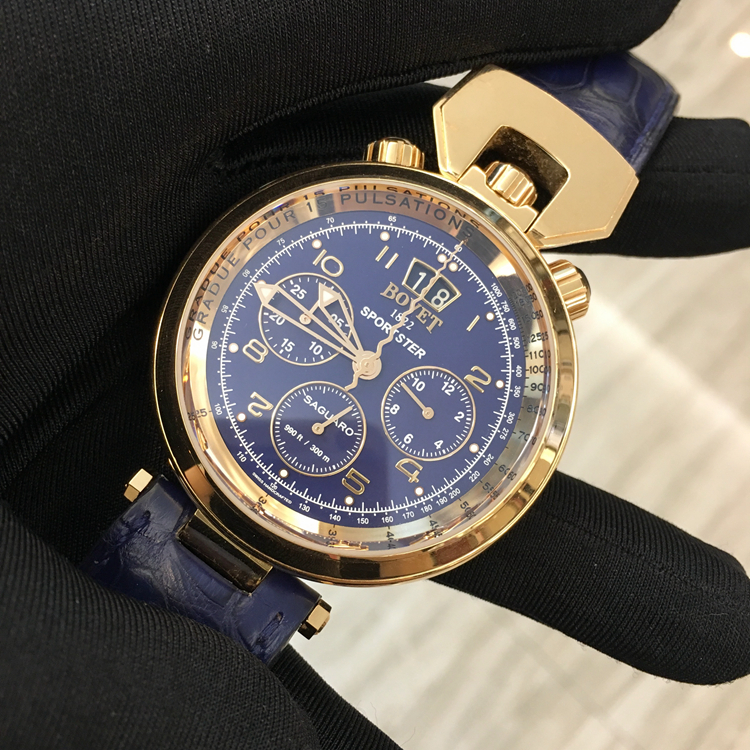 播威 Bovet，一个早在清代就进入中国的高端瑞士钟表品牌，深的皇室及贵族的宠爱，与中国有着不解之缘。18K玫瑰金自动机械机芯，45毫米表径，蓝面计时功能，日历显示，标志性“蛇形计时针”。 单表无附件。