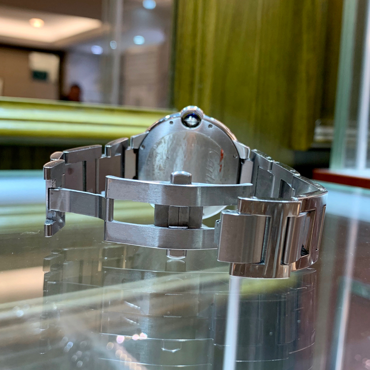 Cartier 卡地亚 Ballon Bleu 蓝气球系列，W69012Z4。42.1毫米表径，精钢表壳，银白色面盘，罗马数字时标，3点位置为日期显示，Cal.049自动上弦机械机芯，动力储备42小时，专柜定价：49100元。 单表无附件。