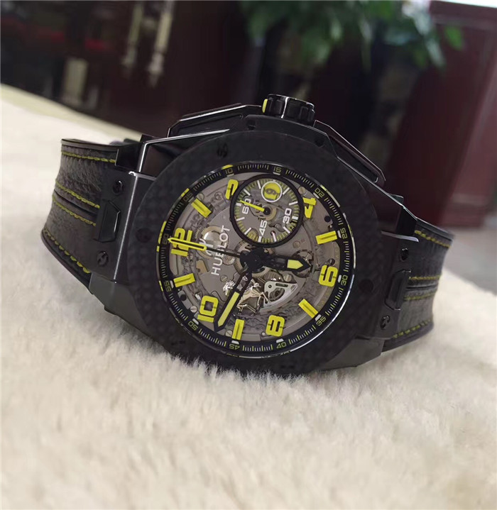 Hublot 宇舶 BIG BANG 大爆炸系列，401.CQ.0129.VR。45毫米表径，碳纤维表壳，深灰色表盘，夜光指针刻度，3点位置日期显示、小秒针。自动上弦机械机芯。法拉利限量款，全球限量1000枚。专柜定价:200300元。 单表无附件。