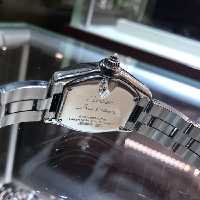 Cartier 卡地亚 跑车系列，W62017V3。37毫米表径，精钢表壳，粉色酒桶型面盘，罗马数字时标，3点位置日期显示，剑型指针，精准石英机芯。专柜定价：43900元。 单表无附件。