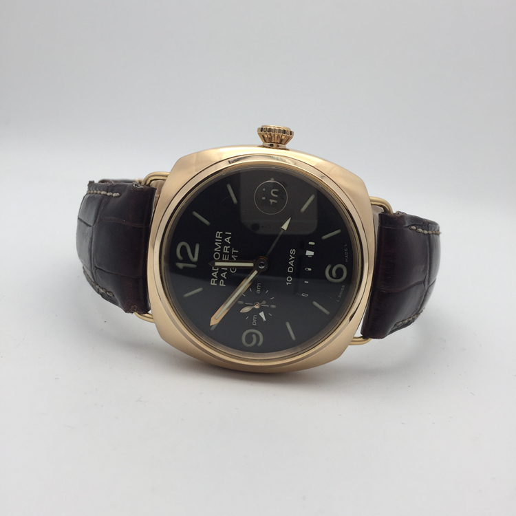 Panerai 沛纳海 RADIOMIR 系列，PAM00273。45毫米表径，18K玫瑰金表壳，全球限量250只。黑色面盘，3点位置为日期显示，10日链GMT两地时，自动上弦机械机芯。专柜定价：201800元。 单表无附件。