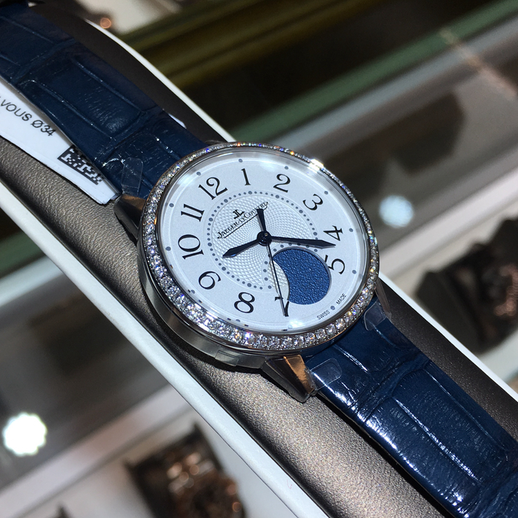 Jaeger-LeCoultre 积家 约会系列，3578420。34毫米表径，精钢原钻表壳，共镶嵌60颗钻石，白色面盘，黑色移印数字，花形指针，6点位置月相显示，935A自动上弦机械机芯，动力储备40小时，专柜定价：114000元。 未使用品全套附件齐全。
