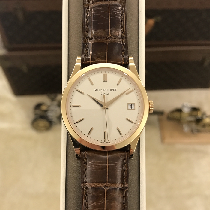 PATEK PHILIPPE 百达翡丽 Calatrava 古典表系列，5296R-010。38毫米表径，18K玫瑰金表壳，银白色面盘，金质立体时标，324 S C 自动上弦机械机芯，动力储备45小时。专柜定价：203300元。 全套附件齐全。