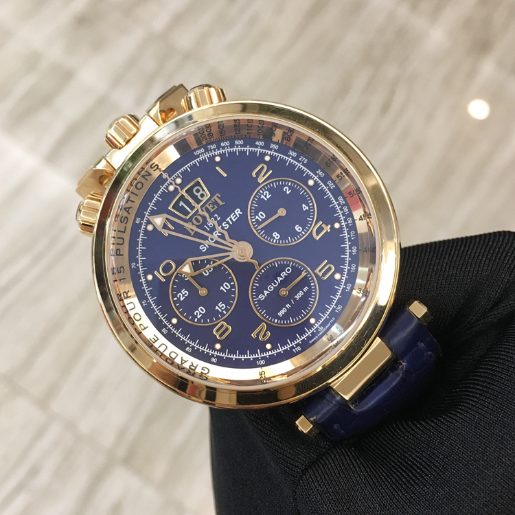 播威 Bovet，一个早在清代就进入中国的高端瑞士钟表品牌，深的皇室及贵族的宠爱，与中国有着不解之缘。18K玫瑰金自动机械机芯，45毫米表径，蓝面计时功能，日历显示，标志性“蛇形计时针”。 单表无附件。
