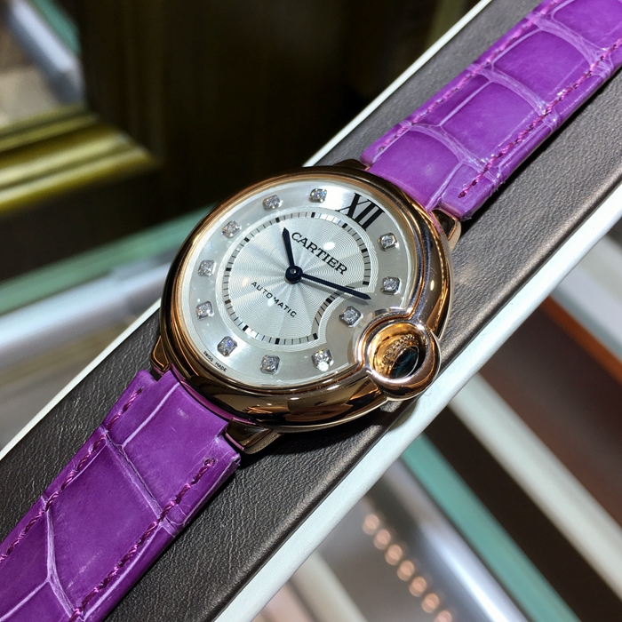 Cartier 卡地亚 Ballon Bleu 蓝气球系列，WE902028。36.6毫米表径，18K玫瑰金表壳，镀银珠光扭索雕纹面盘，镶钻时标，自动上弦机械机芯。专柜定价：118000元。 单表无附件。