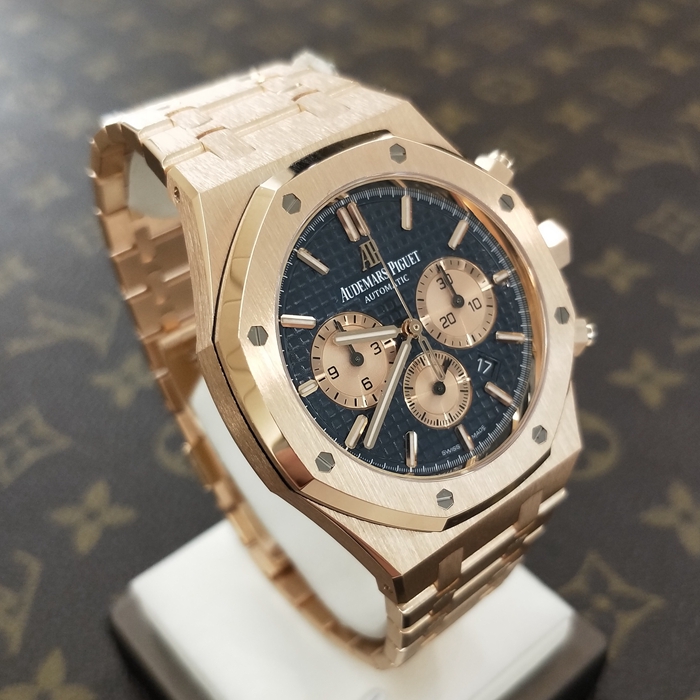 Audermars Piguet 爱彼 皇家橡树系列，26331OR.OO.1220OR.01。18K玫瑰金表壳，41毫米表径，蓝色表盘镌刻“Grande Tapisserie”大型格纹装饰，搭配玫瑰金色副表盘，玫瑰金材质荧光立体时标和皇家橡树指针。18K玫瑰金表带搭配AP字样折叠表扣。Calibre 2385计时自动上链机械机芯，动力储备40小时。专柜17年新款。 未使用品全套附件齐全。