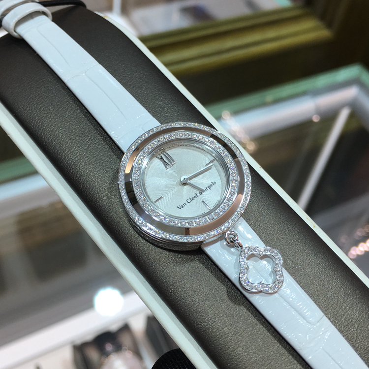 Van Cleef & Arpels 梵克雅宝 CHARMS系列，VCARO29A00。25毫米表径，18K白金镶钻表壳，白色圆形面盘，精准石英机芯，专柜定价：107000元。 单表无附件。