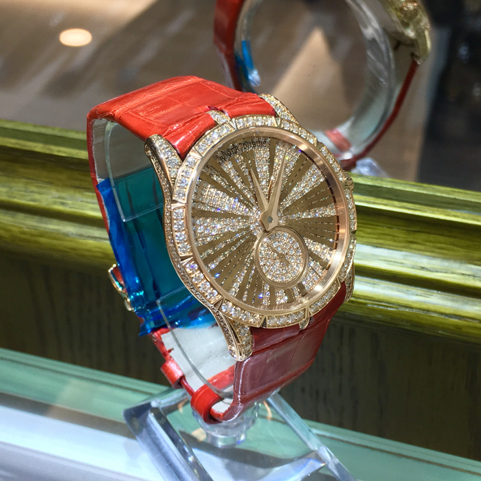 Roger Dubuis 罗杰杜彼 Excalibur 王者系列，RDDBEX0357。36毫米表径，18K玫瑰金原钻表壳，铺镶钻石表盘，罗马数字时标，自产RD821自动上弦机械机芯，镌刻日内瓦印记，动力储备48小时。专柜定价：568000元。 单表无附件。