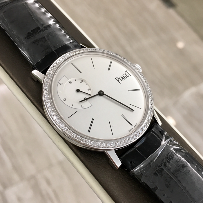 PIAGET 伯爵 ALTIPLANO系列，G0A35118。40毫米表径，18K白金镶钻表壳，银灰色面盘，10点位置小秒针装置。手动上弦机械机芯，动力储备61小时。 全套附件齐全。